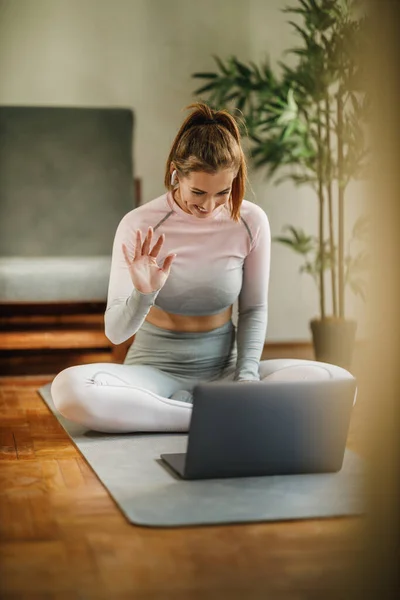 Een Aantrekkelijke Jonge Vrouw Met Behulp Van Laptop Nemen Haar — Stockfoto