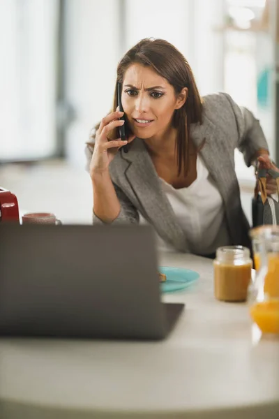 Multitasking Junge Geschäftsfrau Spricht Auf Ihrem Smartphone Und Nutzt Laptop — Stockfoto