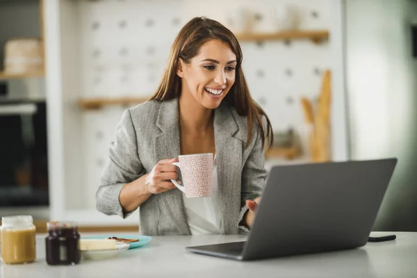 Lächelnde Junge Geschäftsfrau Mit Laptop Und Kaffee Morgen Hause — Stockfoto