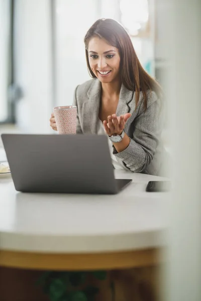 Leende Ung Affärskvinna Som Ringer Videosamtal Och Dricker Morgonkaffe Kontoret — Stockfoto