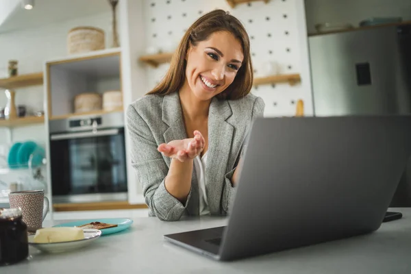 Glimlachende Jonge Zakenvrouw Het Maken Van Video Bellen Heving Een — Stockfoto