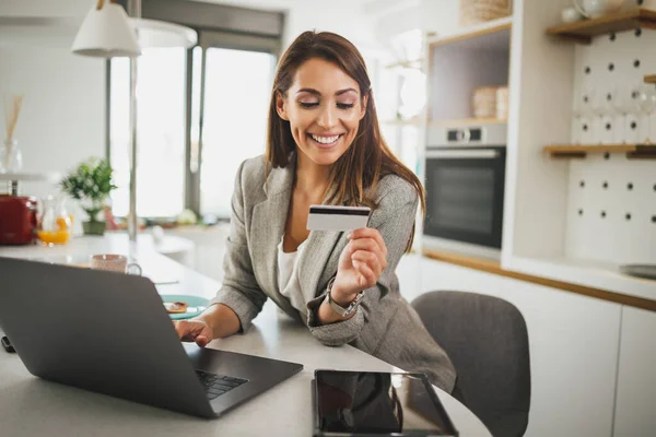 Jovem Sorrindo Mulher Trabalhando Seu Laptop Pagar Contas Com Cartão — Fotografia de Stock