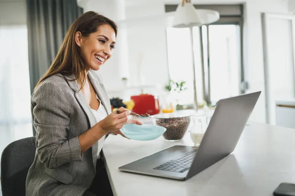 Skjuten Ung Leende Kvinna Som Använder Sin Laptop Medan Hon — Stockfoto