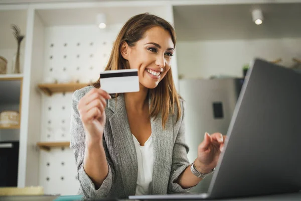 Mladá Usměvavá Žena Pracující Svém Notebooku Platící Účty Kreditní Kartou — Stock fotografie
