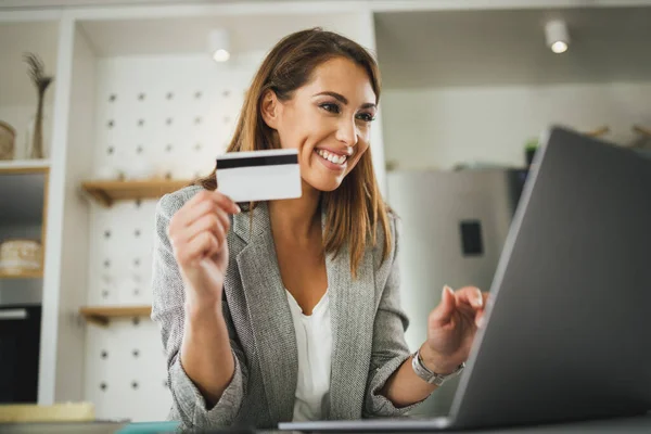 Jovem Sorrindo Mulher Trabalhando Seu Laptop Pagar Contas Com Cartão — Fotografia de Stock