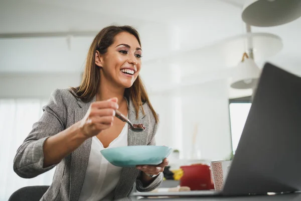 Multitasking Junge Geschäftsfrau Frühstückt Und Benutzt Laptop Während Sie Während — Stockfoto