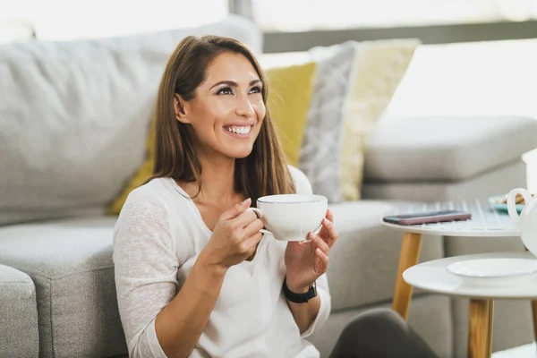 Eine Attraktive Junge Frau Trinkt Nachmittags Gerne Tee Hause — Stockfoto