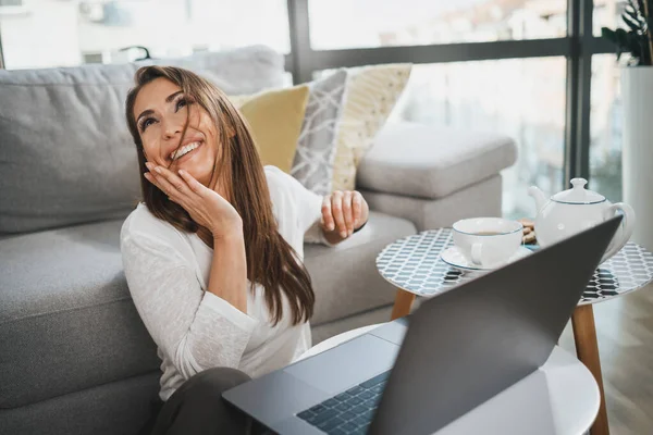 Lächelnde Junge Frau Telefoniert Ihrer Freizeit Hause Laptop — Stockfoto