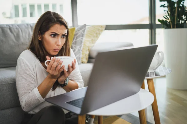 Bezorgde Jonge Vrouw Drinkt Middags Thee Heeft Online Overleg Met — Stockfoto