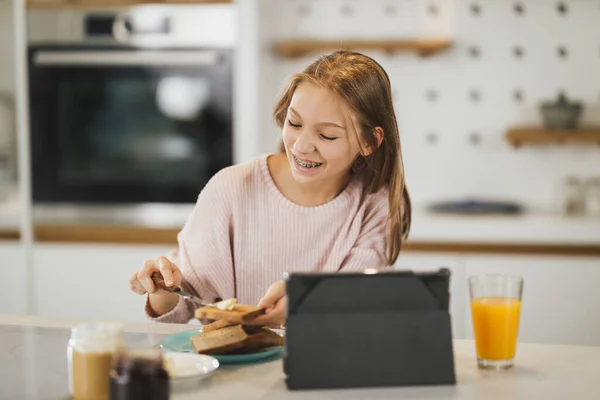 Roztomilé Dospívající Dívka Snídaní Těší Slunečné Ráno Své Kuchyni — Stock fotografie