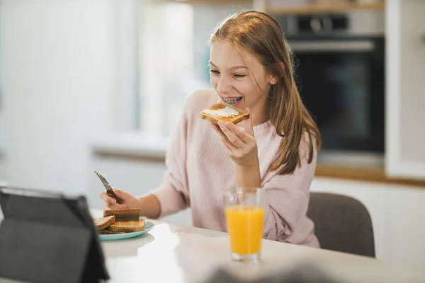 Krásná Dospívající Dívka Snídaní Pomocí Svého Digitálního Tabletu Zatímco Mají — Stock fotografie