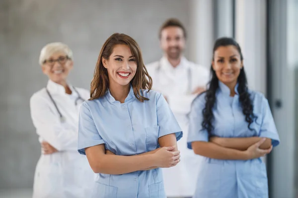 Ritratto Infermiera Sorridente Piedi Con Braccia Incrociate Corridoio Ospedale Con — Foto Stock