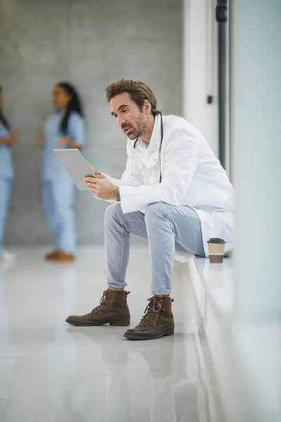 Aufnahme Eines Mündigen Arztes Mit Einem Digitalen Tablet Während Während — Stockfoto