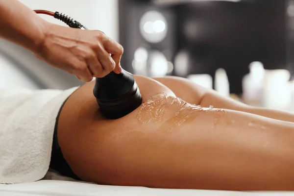 Skjuten Oigenkännlig Kvinna Får Celluliter Massage Skönhetssalongen Hon Har Vakuumbehandling — Stockfoto