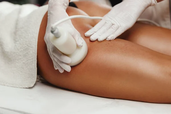 Colpo Donna Irriconoscibile Che Massaggiare Cellulite Salone Bellezza Trattamento Cavitacion — Foto Stock
