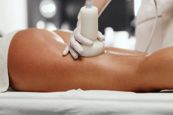 Een Foto Van Een Onherkenbare Vrouw Die Cellulitis Massage Krijgt — Stockfoto