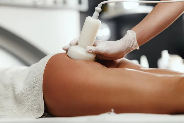 Colpo Donna Irriconoscibile Che Massaggiare Cellulite Salone Bellezza Trattamento Cavitacion — Foto Stock