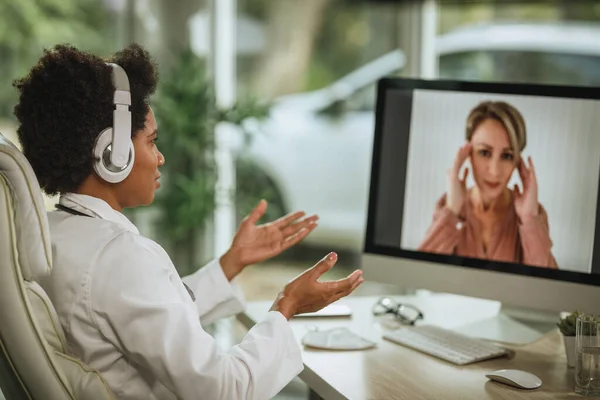 Tiro Uma Médica Africana Fazendo Videochamada Com Paciente Computador Seu — Fotografia de Stock