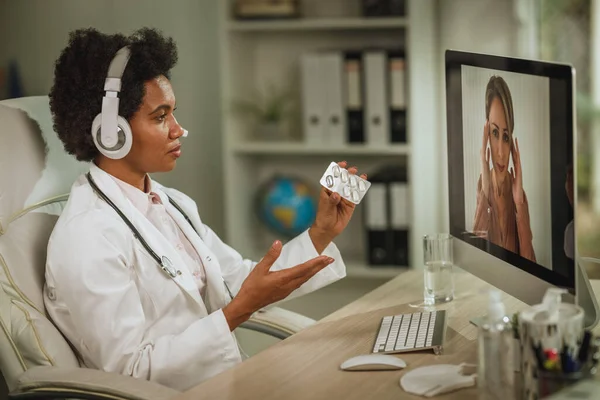 Skjuten Afrikansk Kvinnlig Läkare Som Har Videosamtal Med Patienten Datorn — Stockfoto