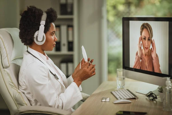 Skjuten Afrikansk Kvinnlig Läkare Som Har Videosamtal Med Patienten Datorn — Stockfoto