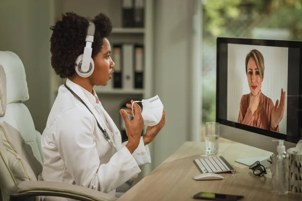 Tiro Uma Médica Africana Fazendo Videochamada Com Paciente Computador Seu — Fotografia de Stock