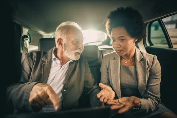 Disparo Dos Personas Multiétnicas Exitosas Usando Portátil Teniendo Una Discusión — Foto de Stock