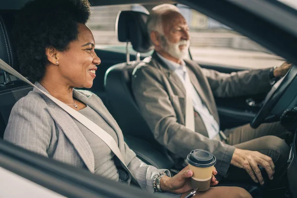 Colpo Due Uomini Affari Multietnici Successo Che Viaggiano Auto — Foto Stock