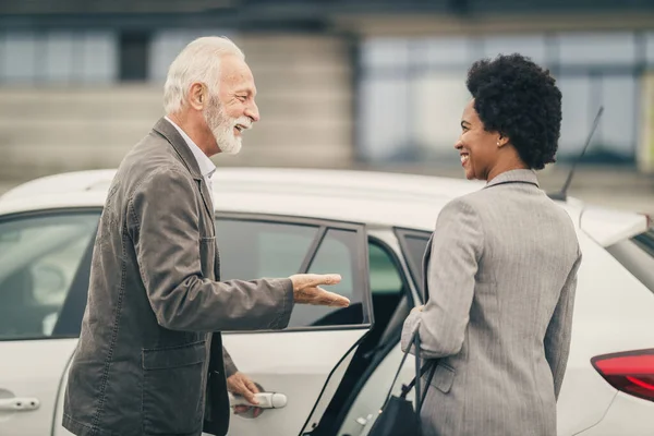 Hombre Negocios Mayor Abriendo Una Puerta Coche Para Compañera Negra — Foto de Stock