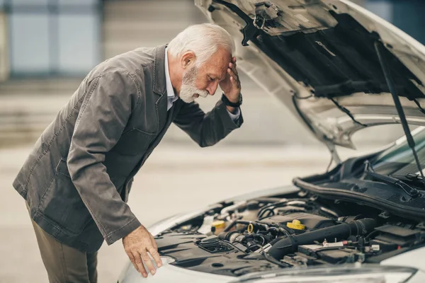 Bezorgd Senior Zakenman Die Onder Motorkap Kijkt Probeert Zien Wat — Stockfoto