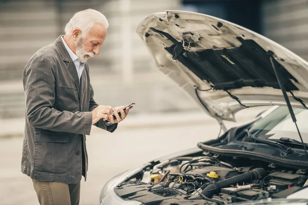 Preocupado Hombre Negocios Senior Utilizando Teléfono Inteligente Pidiendo Ayuda Después — Foto de Stock