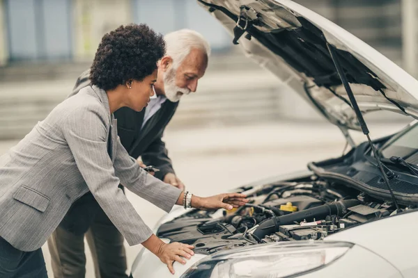 Bezorgde Zwarte Vrouw Senior Man Kijken Onder Motorkap Proberen Zien — Stockfoto