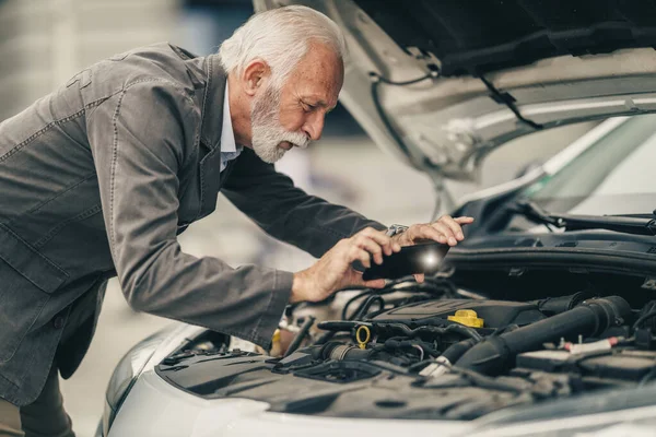 Bezorgd Senior Zakenman Nemen Van Foto Met Smartphone Terwijl Het — Stockfoto