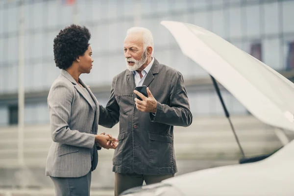 Bezorgde Zwarte Vrouw Senior Man Kijken Onder Motorkap Proberen Zien — Stockfoto