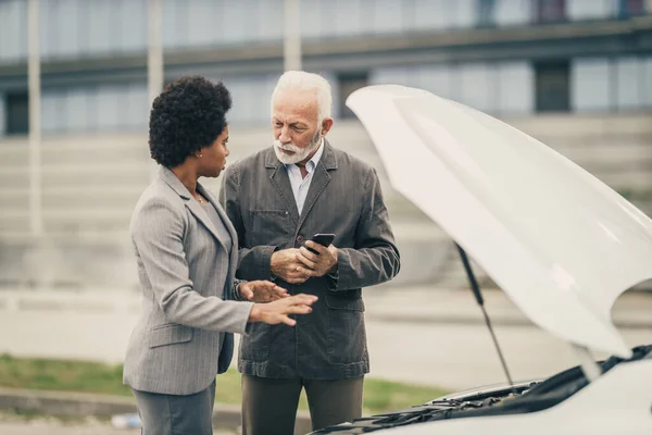 Bezorgde Zwarte Vrouw Senior Man Kijken Onder Motorkap Proberen Zien — Stockfoto