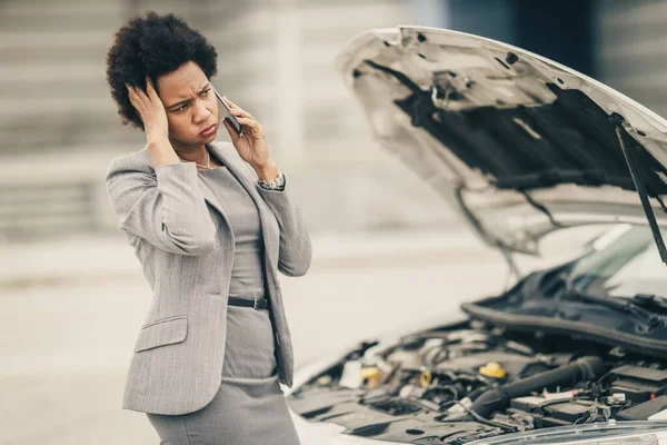 Mulher Negócios Negra Estressada Pedindo Ajuda Após Avaria Veículo Rua — Fotografia de Stock