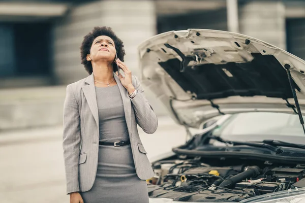 Stresli Siyahi Kadını Bir Araba Arızası Sonrası Yardım Istiyor — Stok fotoğraf