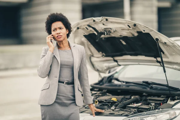 Mujer Negocios Negro Preocupado Pidiendo Ayuda Después Avería Del Coche — Foto de Stock