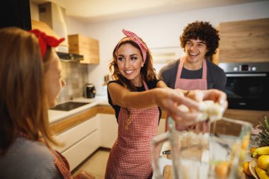 Neşeli bir ebeveyn, güzel kızıyla mutfakta kaliteli zaman geçirir..