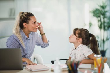 Bekar bir anne ev ödevini yaparken kızıyla dalga geçiyor..