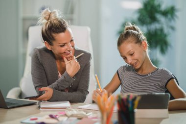 Güzel, bekar bir anne, genç kızına ev ödevlerinde yardım ediyor..