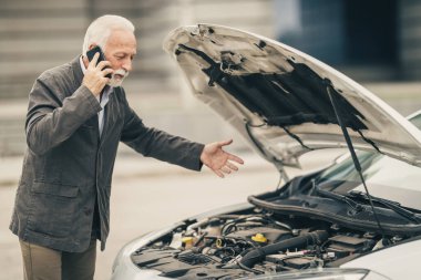 Stresli kıdemli iş adamı arabasının nesi olduğunu öğrenmek için yardım istiyor..