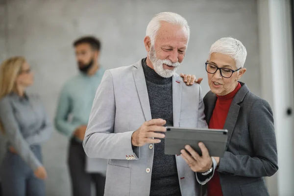 Два Уверенных Старших Бизнесмена Работающих Над Цифровым Планшетом Время Встречи — стоковое фото