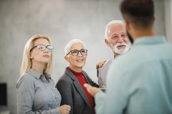 Ritratto Donna Affari Anziana Sicura Durante Discussione All Incontro Ufficio — Foto Stock