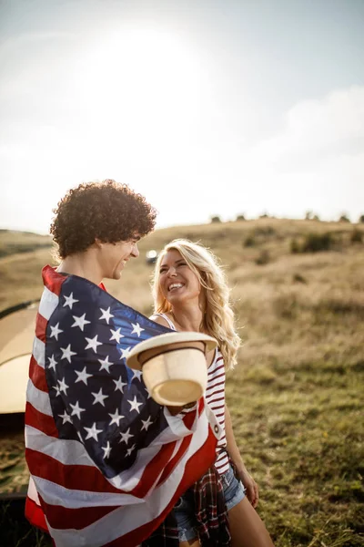 Ett Attraktivt Par Kär Insvept Amerikansk Flagga Njuter Framför Ett — Stockfoto