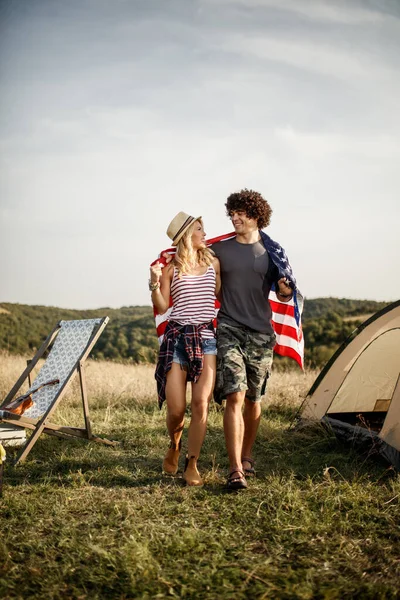 Casal Alegre Atraente Com Bandeira Americana Desfrutando Festejando Frente Uma — Fotografia de Stock