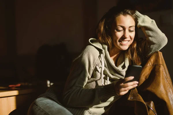 Young Happy Woman Using Her Smartphone Relaxing Enjoying Sunny Morning — Stock Photo, Image