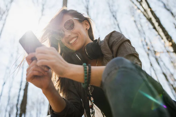 Skjuten Leende Ung Kvinna Som Använder Sin Smartphone Medan Njuter — Stockfoto