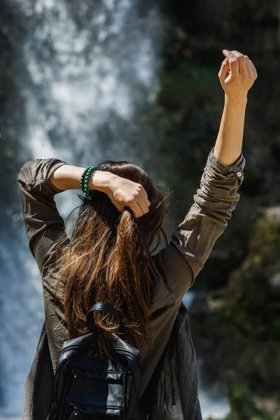 美しい滝の景色を楽しむ幸せな女性のリアビュー — ストック写真
