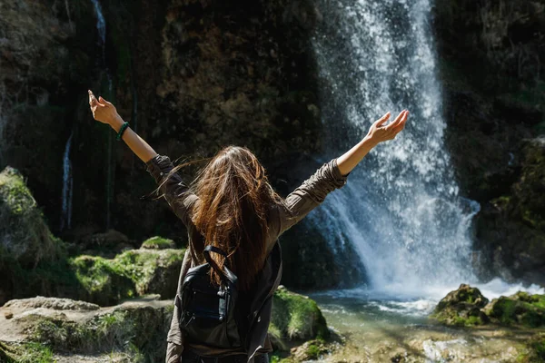 美しい滝の景色を楽しむ幸せな若い女性の背面ビュー — ストック写真