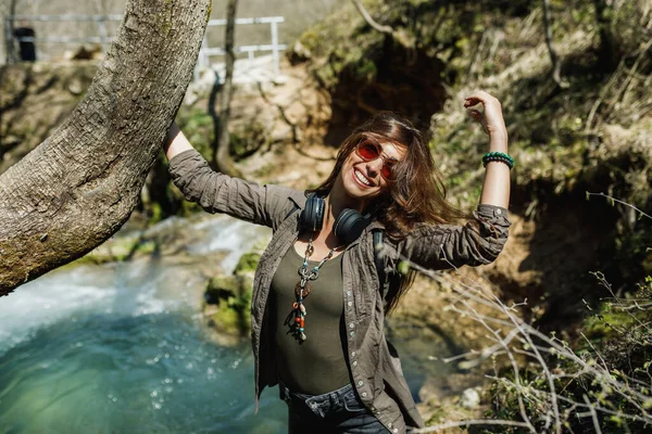 Girato Una Giovane Donna Spensierata Che Gode Nella Natura — Foto Stock